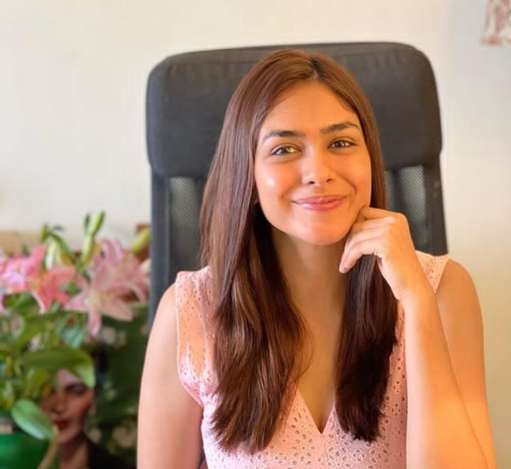 Mrunal Thakur Biography, Height, Age, Boyfriend, Net Worth, Photos, Wiki.jpeg